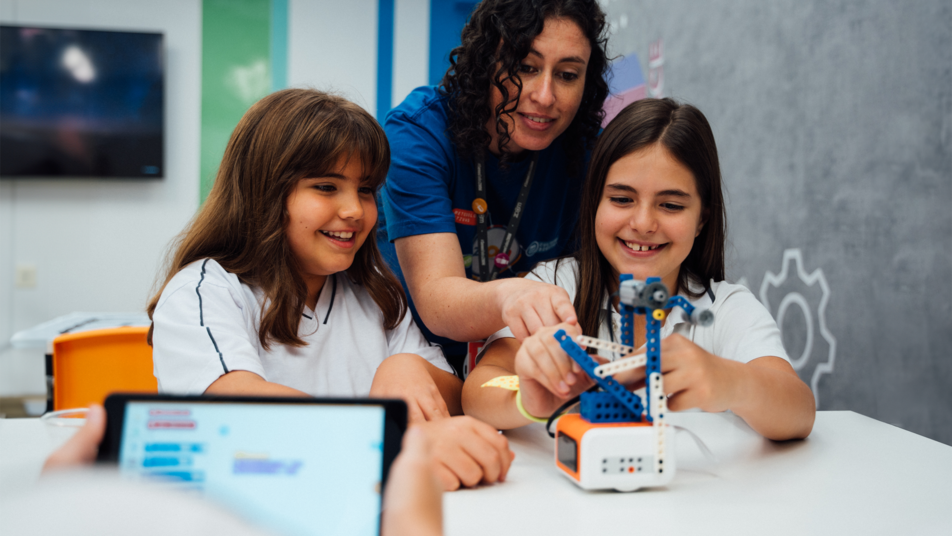 Criança usando kit de robótica educacional para aprender STEAM