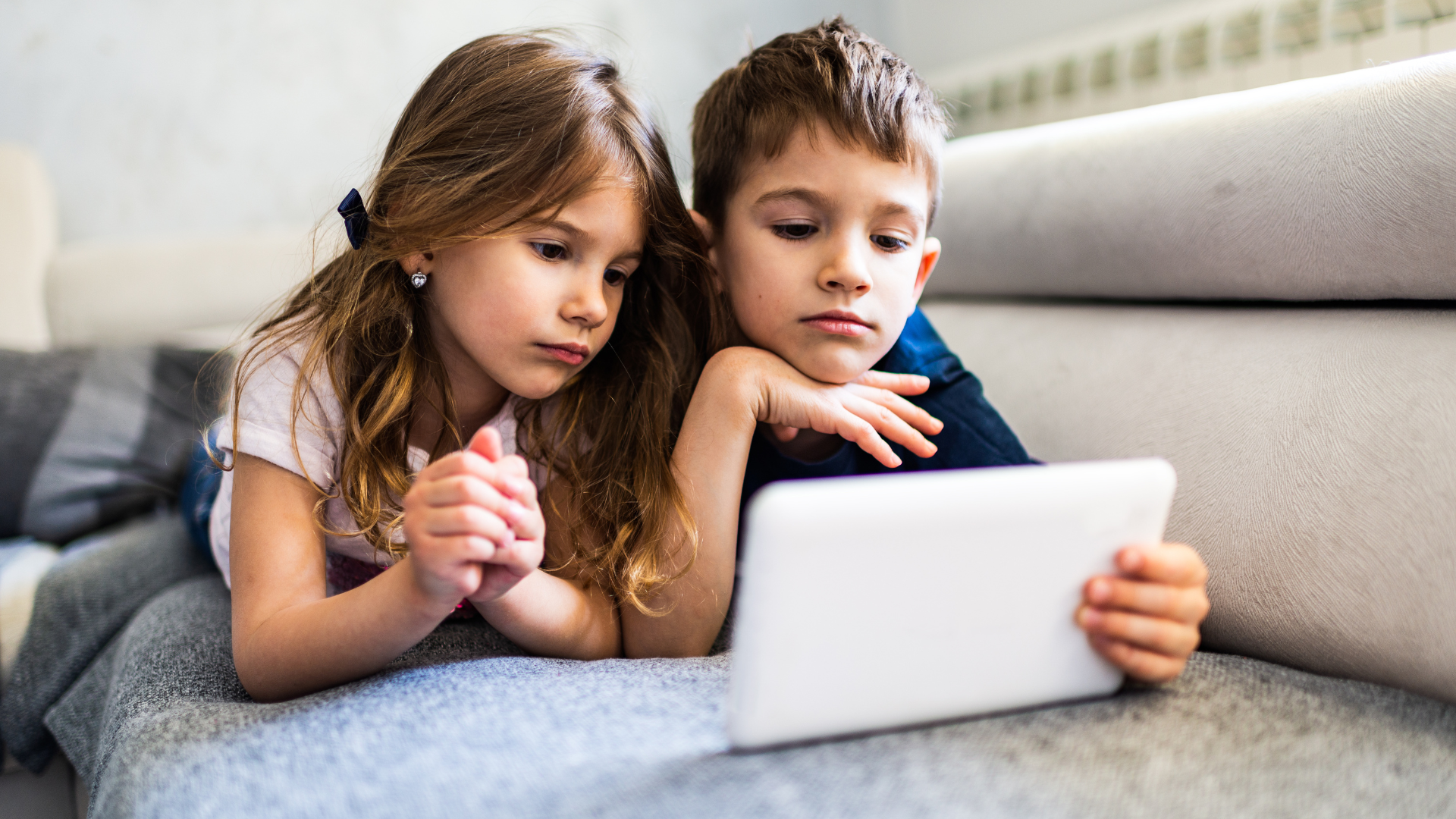 crianças usando tecnologia com segurança digital